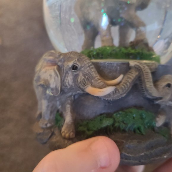 Elephant snowglobe - Picture 3 of 4